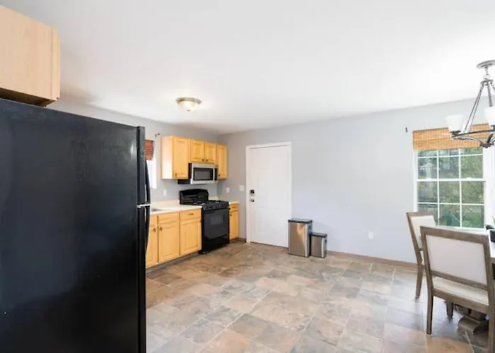 Gorgeous Waterfront 3 Bedroom, 1.5 Bathroom Unit.