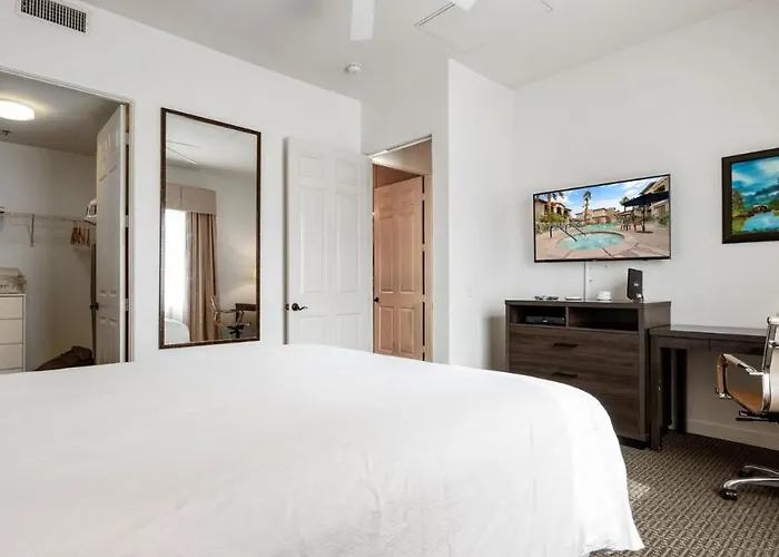 Clr100 Private 1 Bedroom W Spacious Living Area