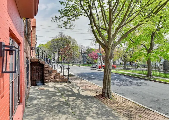Walk To Downtown Albany: Ten Broeck Triangle Apt!
