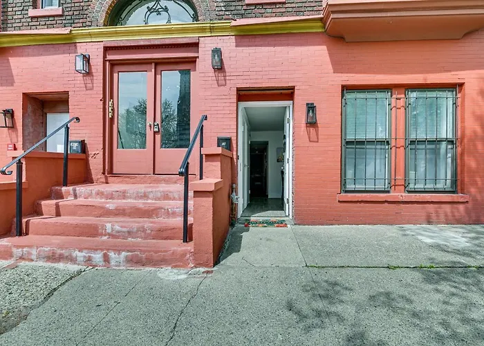 Walk To Downtown Albany: Ten Broeck Triangle Apt!