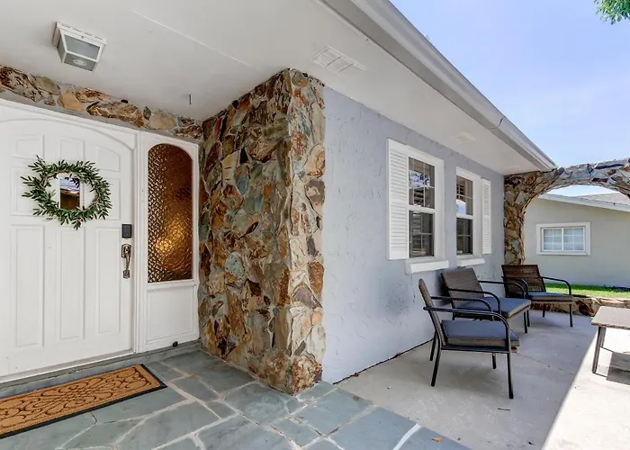 Spacious 3 Bedroom Pet Friendly!- Close To Beach!