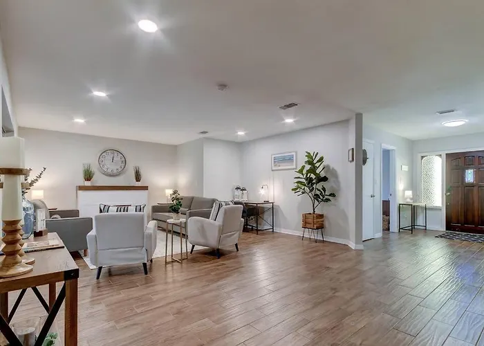 Spacious 3 Bedroom Pet Friendly!- Close To Beach!