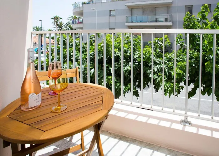 Romantic Sea View Studio, Steps Away From The Beach