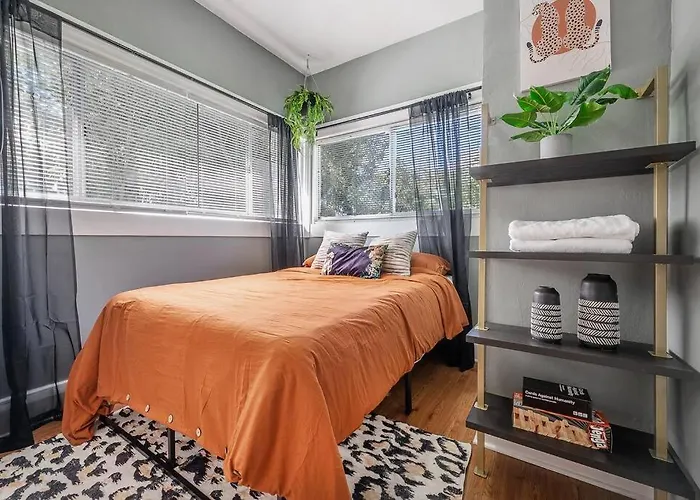 Jungle Themed Apt. Close To Coffee, Food + Shops!