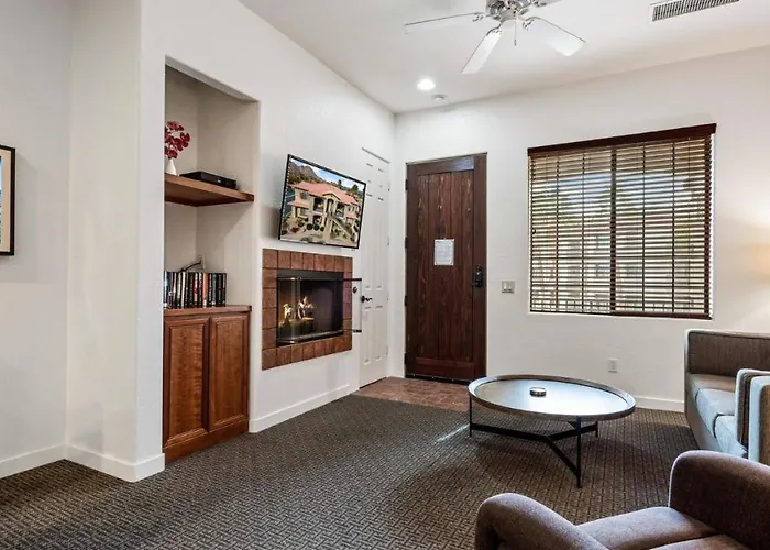 Clr100 Private 1 Bedroom W Spacious Living Area