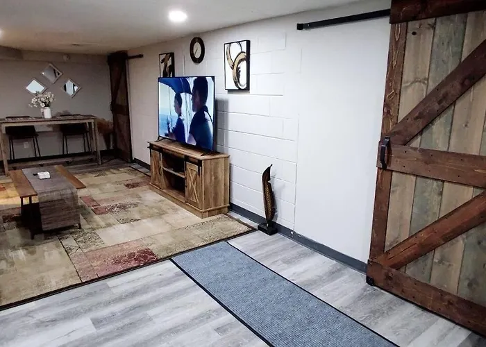 Spacious Suite Close To Downtown Indy/ King Bed