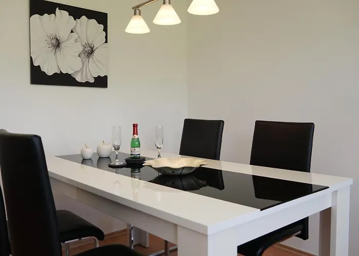 Große helle Ferienwohnung mit Balkon, ruhig gelegen mit guter Verkehrsanbindung