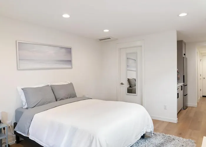 Modern Apartment Near Light Rail