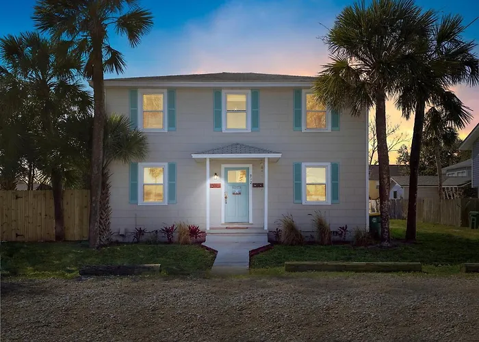 Seas The Day - 4 Blocks To The Beach, Restaurant, And Bar District - Great Deck And Outdoor Space!!