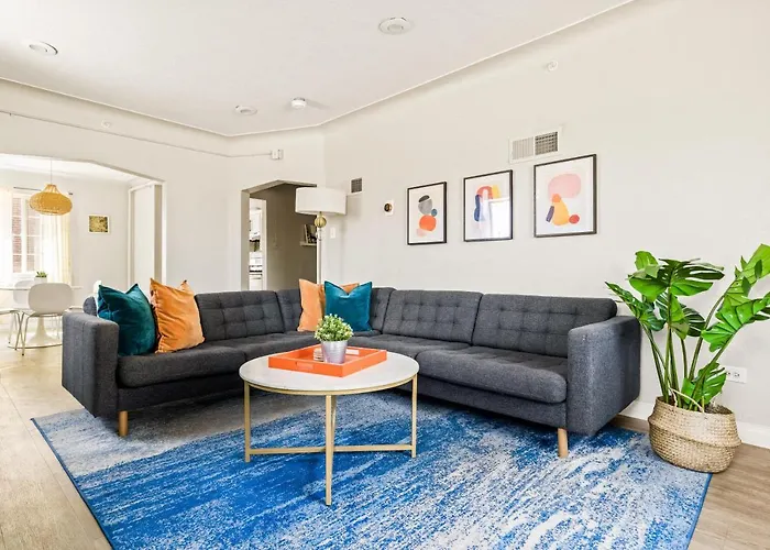 Stylish City Retreat - King Beds - Walk To Sloans Lake