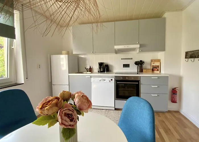 Bright 2Br Family-Friendly Home -Basf - Free Parking - Super Fast Wifi