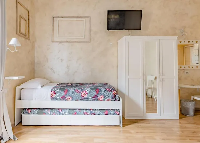 Deluxe Rooms And One Chilling Jacuzzi Suite Guesthouse