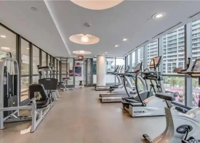 Lakeview Condo In Downtown With Free Parking.
