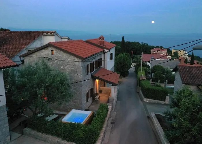 Villa Fani With Jacuzzi