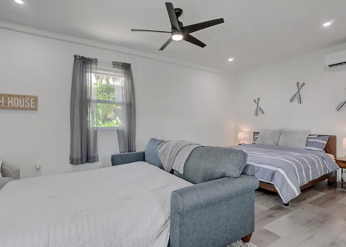 Guest House In A Downtown Bonita Springs Compound