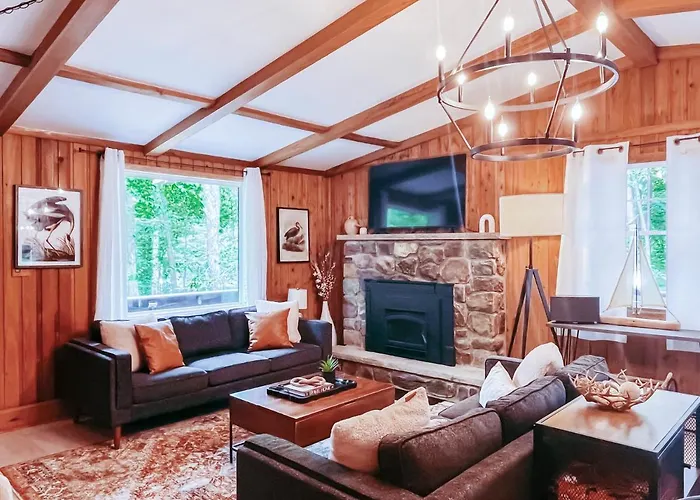 Stylish And Cozy Cabin, Walking Distance To Big Bass Lake