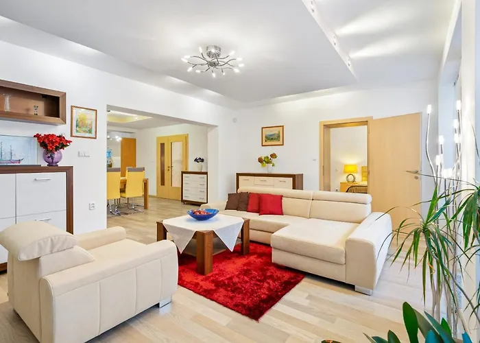 Family Apartment With Garden View