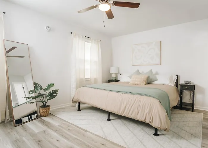 Tranquil Luxury: Modern Comfort!