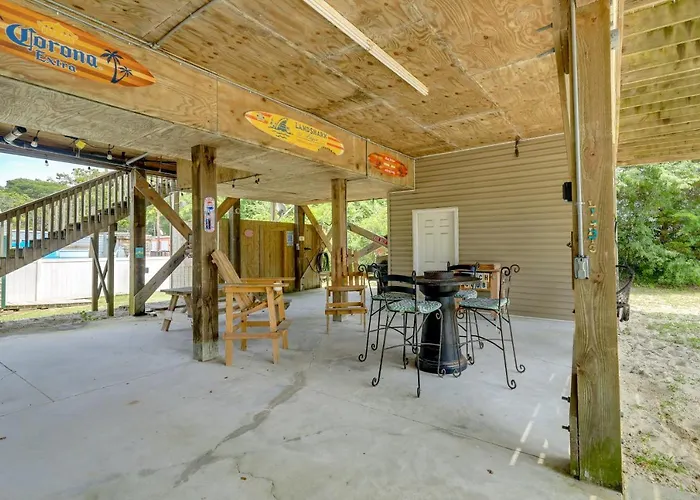 Coastal Emerald Isle Retreat W/ Deck & Grill!