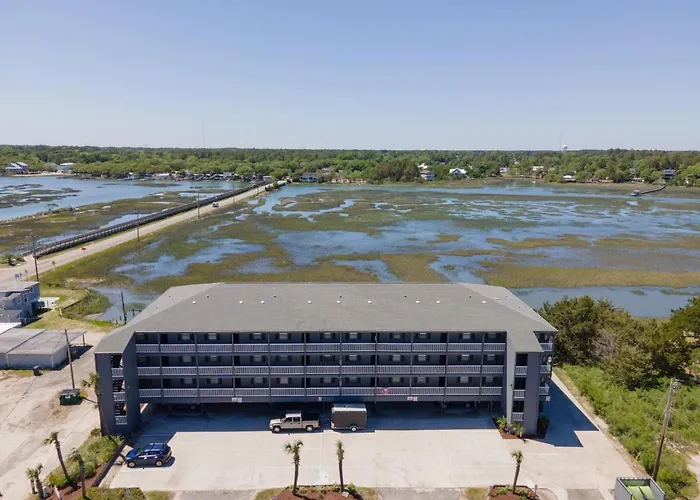 Bella Vista: Marshfront Condo 1 Block To The Beach. Pool & Hot Tub-1St Floor