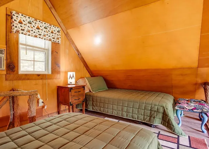 Cozy Georgia Abode W/ Deck, Fire Pit & Lake Access