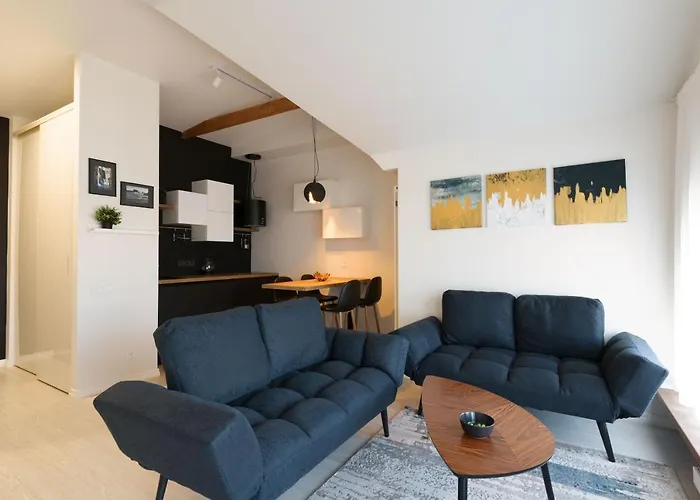 Bright Attic Flat In The Centre