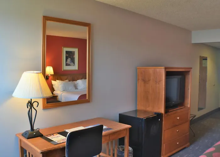 Ramada By Wyndham Sioux Falls Airport - Waterpark Resort & Event Center
