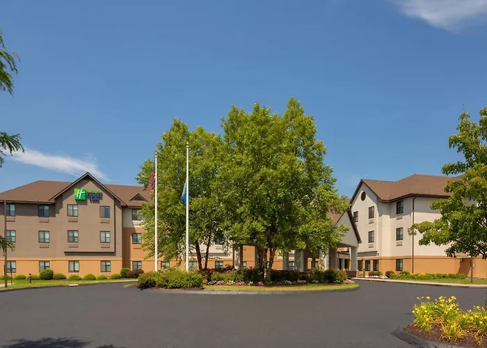 Holiday Inn Express & Suites Bradley Airport By Ihg