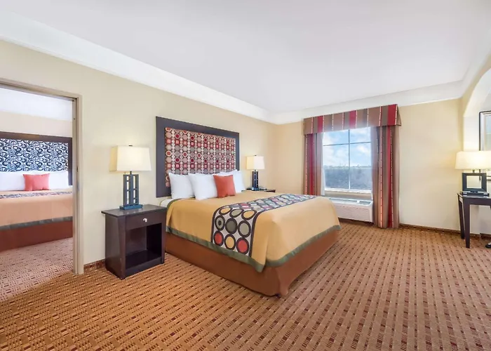 Super 8 By Wyndham Hidalgo At La Plaza Mall & Mcallen Airport