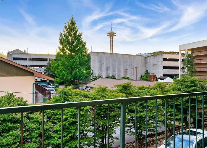 Bear Pause Retreat/Steps To Pkwy/With Indoor Pool
