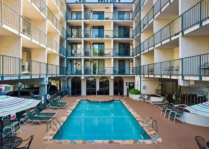 Bear Pause Retreat/Steps To Pkwy/With Indoor Pool