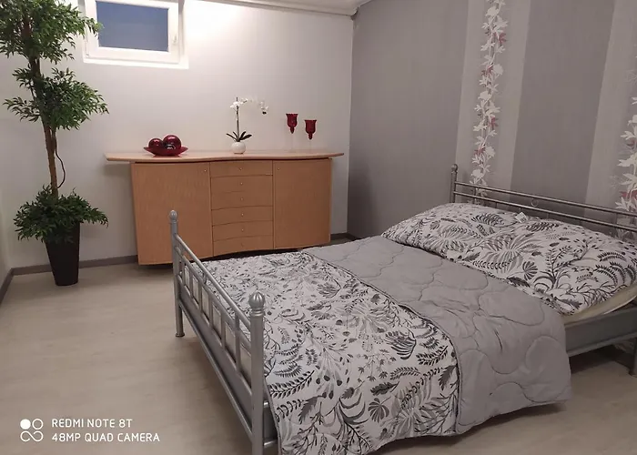 Park Villa Ferienwohnung mit Pool und 3 Schlafzimmer