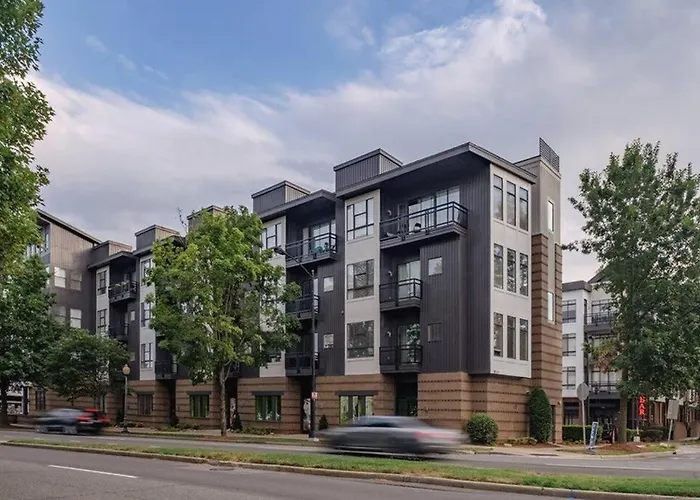 Studio Townhouse In Uptown King Bed-Wi-Fi-Full Kitchen- Washer & Dryer