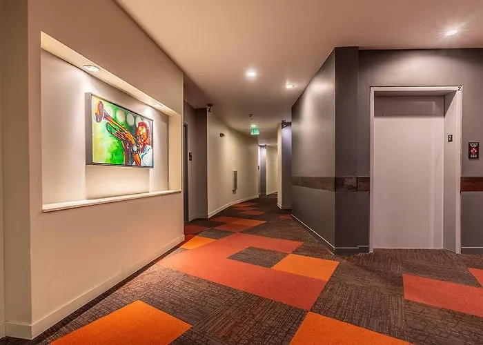 King Bed Spacious Apartment Gym Rooftop Free Parking