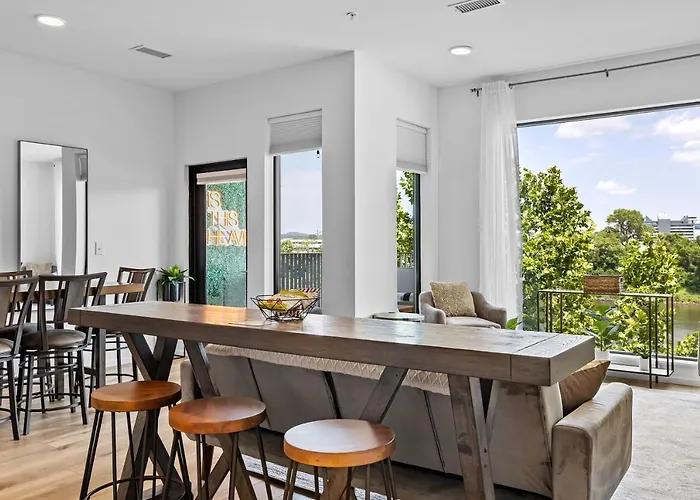 River View 2-Bedroom Apartment With Free Garage Parking