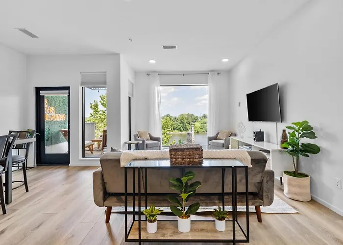River View 2-Bedroom Apartment With Free Garage Parking