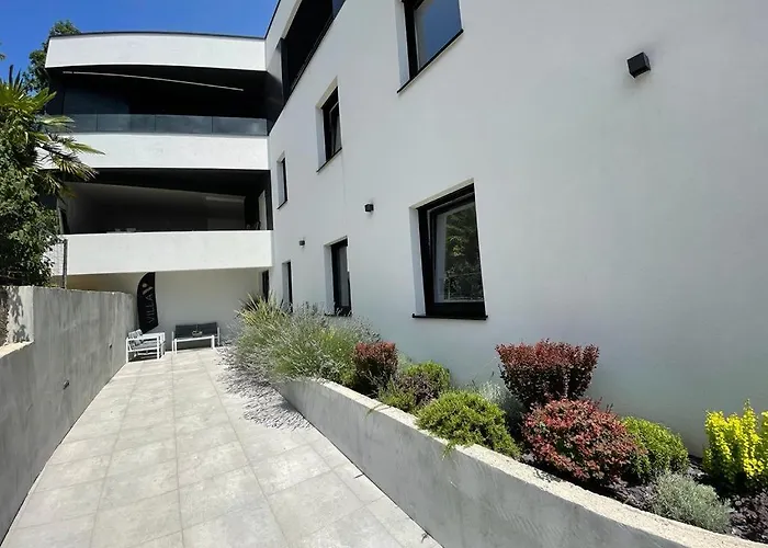 Aparthotel Villa V With Heated Pool, Parking And Breakfast