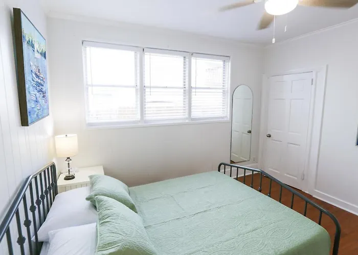 Centrally Located Efficiency One Mile To The Beach!