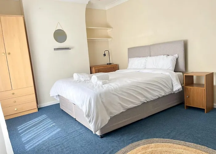 Canterbury King Bed House With Free Parking & Garden
