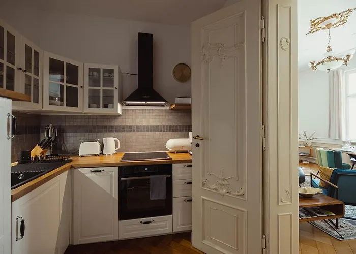 Exklusive Ferienwohnung Arthur in zentraler Bestlage von Zeitz! Vollausgestattet, Fahrstuhl, Magenta-TV, Highspeed WLAN