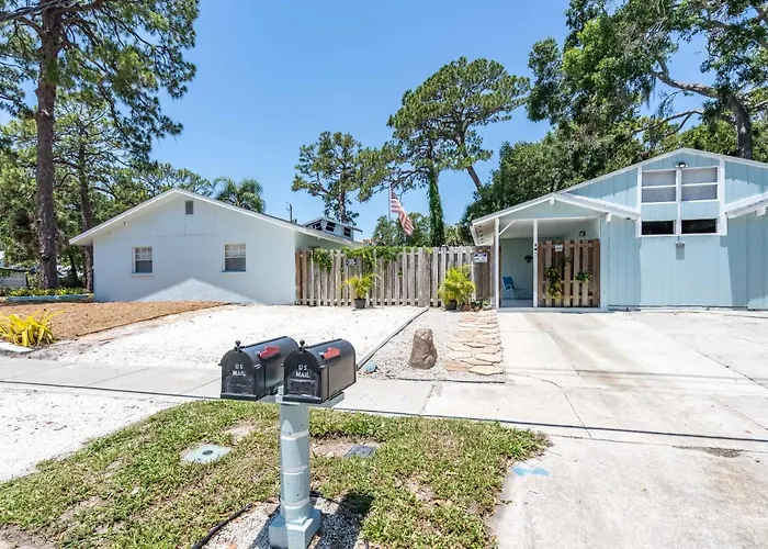 Beautiful Updated 2Bedroom Suite Minutes To Downtown, Amazing Beaches, Restaurants, Theaters And More