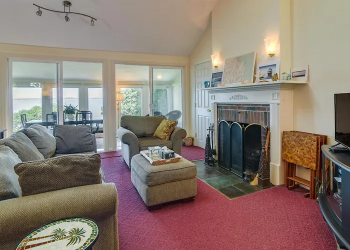 Bayfront Plymouth Gem W/ Sunroom, Steps To Shore!