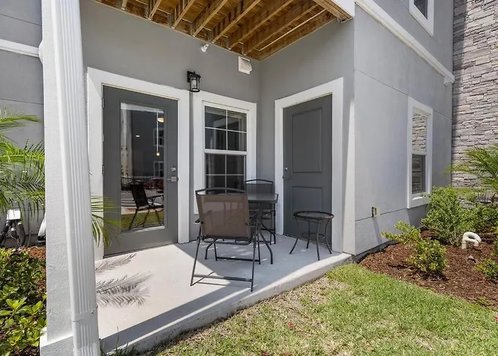 Luxurious 2/2 Condo With Pool, Gym And Laundry