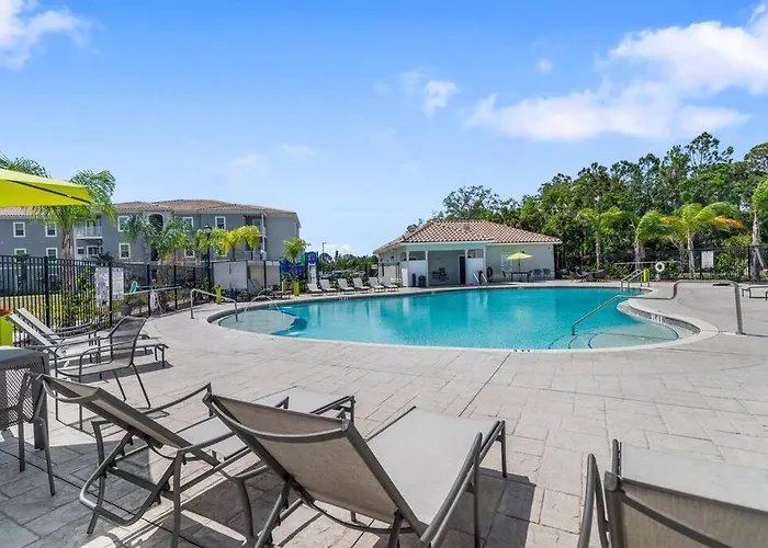 Luxurious 2/2 Condo With Pool, Gym And Laundry