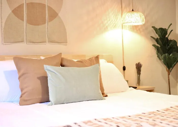 The Nomad At Gables - King Bed , Pool , Garage