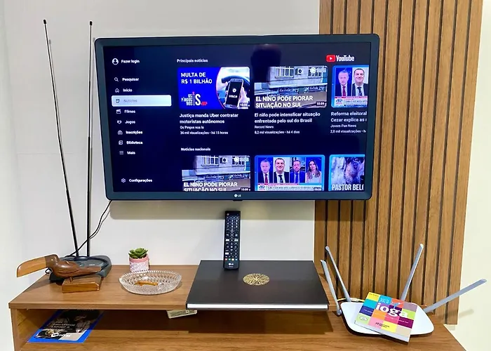 Apto espaçoso no Centro, térreo com 2 Quartos de Casal ArCond WiFi 500megas HomeOfice Cozinha e Garagem