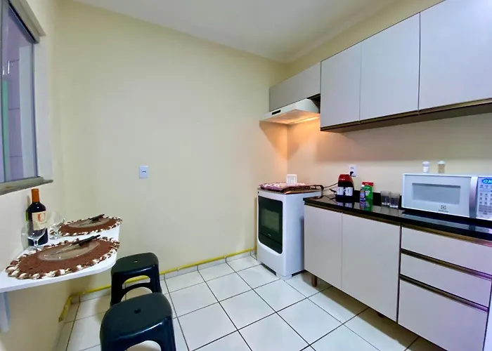 Apto espaçoso no Centro, térreo com 2 Quartos de Casal ArCond WiFi 500megas HomeOfice Cozinha e Garagem
