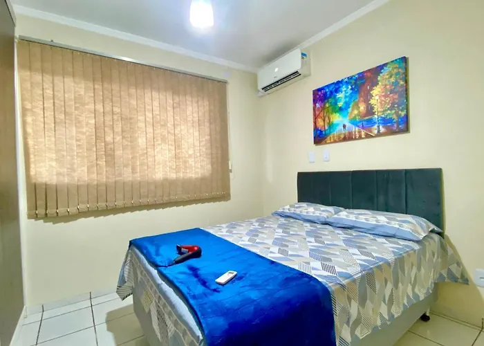 Apto espaçoso no Centro, térreo com 2 Quartos de Casal ArCond WiFi 500megas HomeOfice Cozinha e Garagem