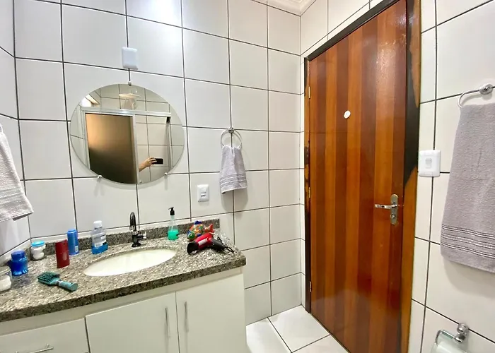 Apto espaçoso no Centro, térreo com 2 Quartos de Casal ArCond WiFi 500megas HomeOfice Cozinha e Garagem