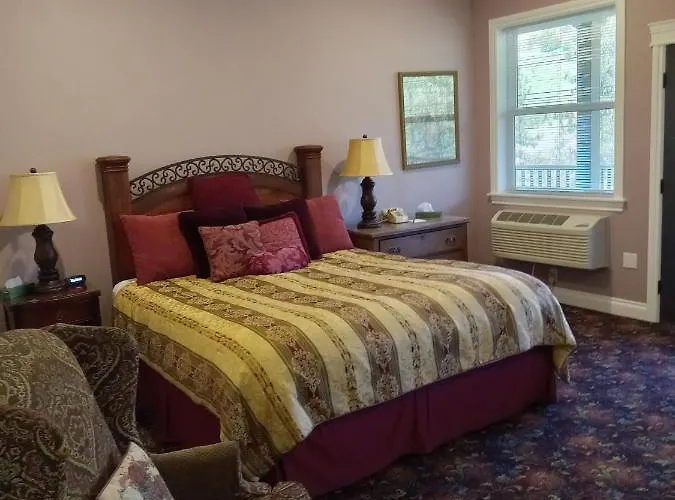 Hearthstone Elegant Lodge